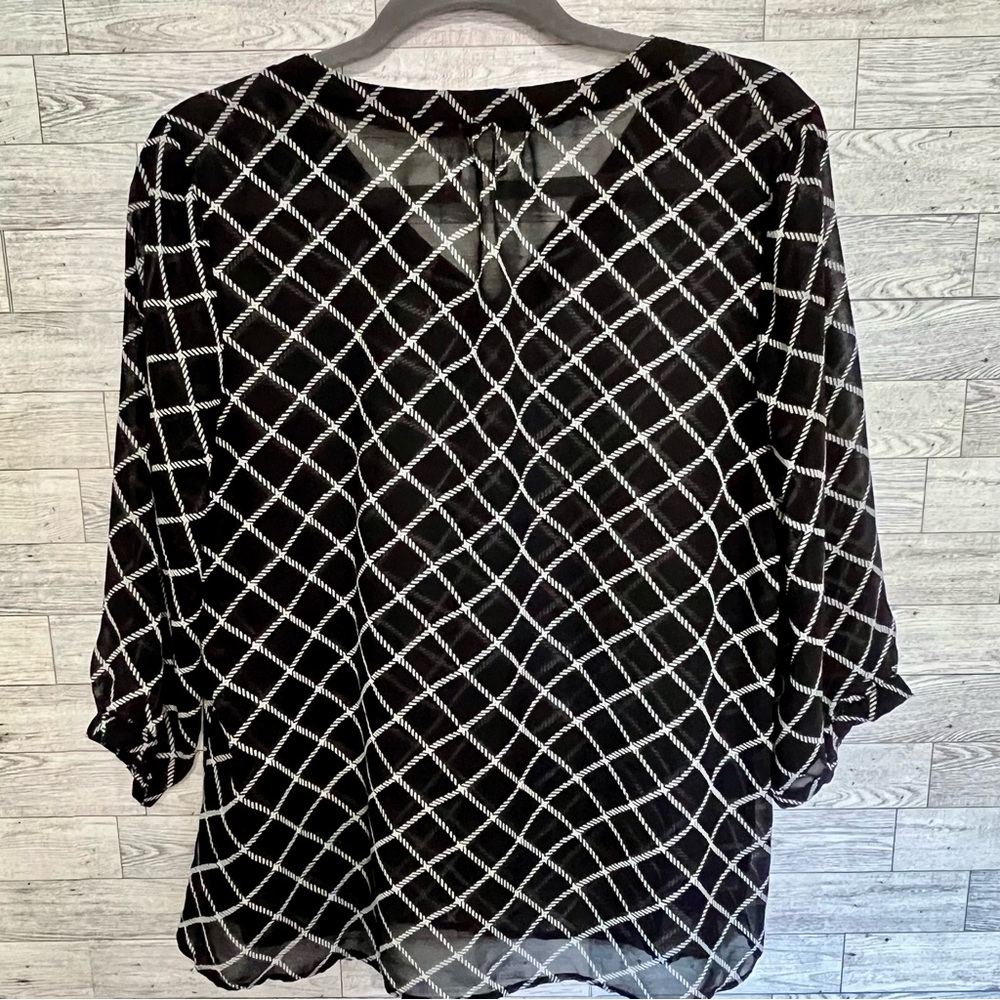 Old‎ Navy Black/ White  Blouse Size-Large Sheer, Lightweight Versatile Wear - Picture 7 of 8